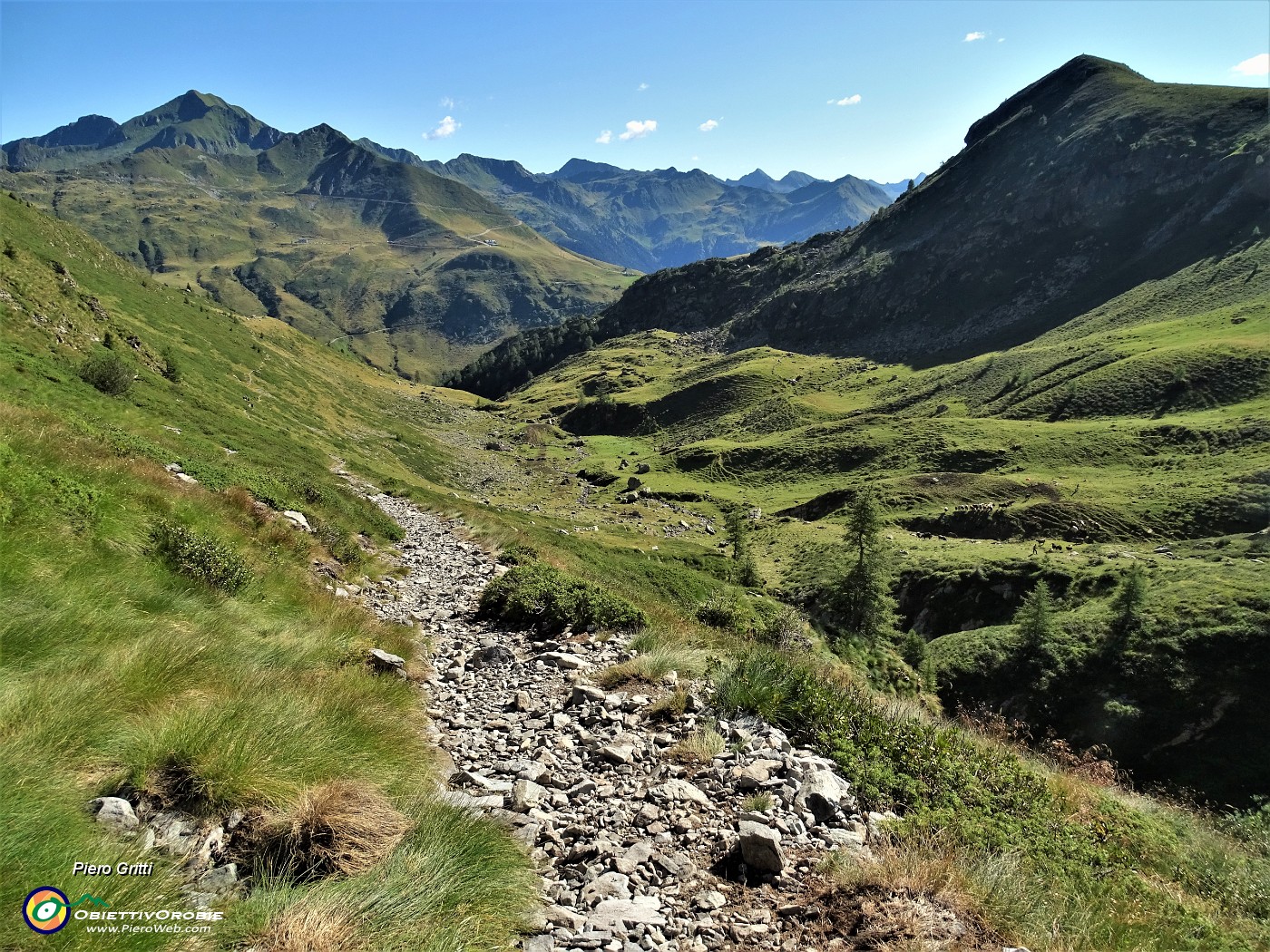 26 Sguardo indietro alla Valle di Ponteranica con le Baite Ponternica e Parisolo.JPG